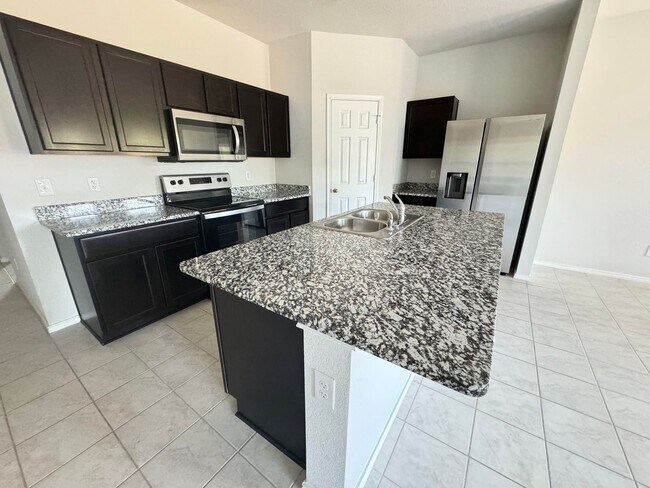 Building Photo - 360 Virtual Tour Available