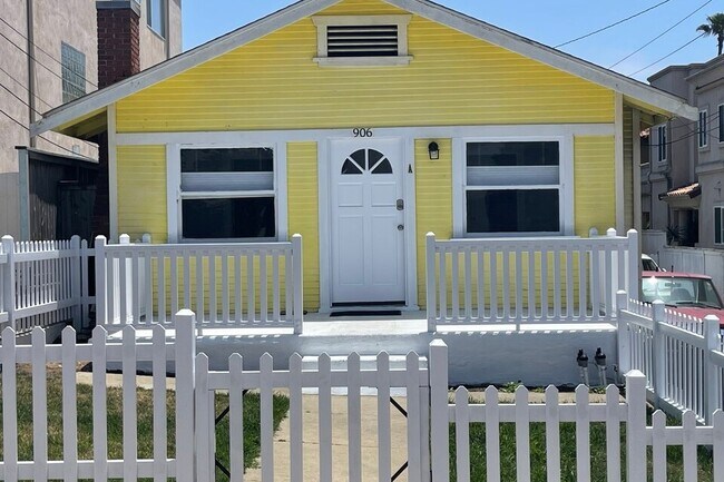 Patio delantero cerrado - 906 7th St