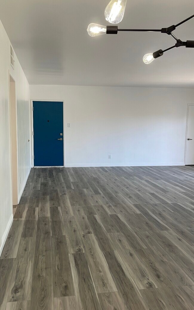 Building Photo - 221 W Buckthorn St