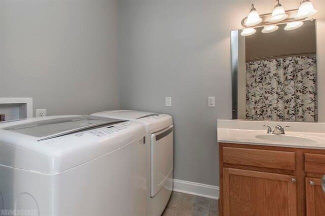 Building Photo - Cozy Home in Established Christiansburg Neighborhood