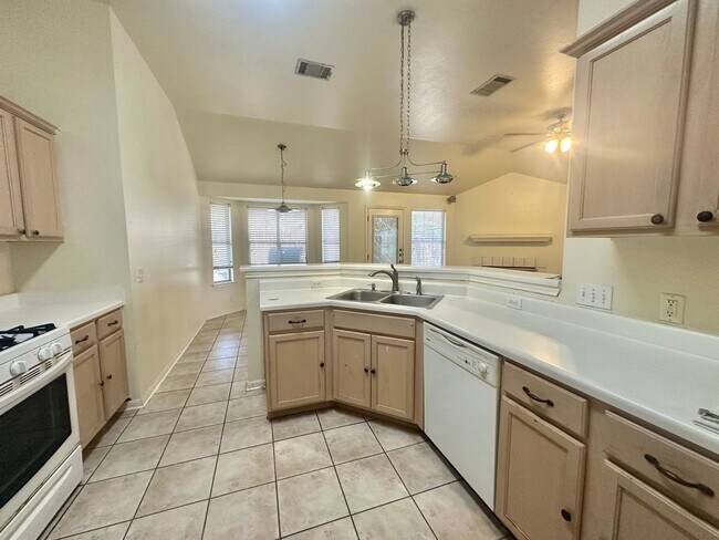 Foto del edificio - AVAILABLE NOW!