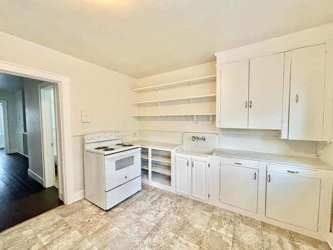 Building Photo - 914 E Fir St