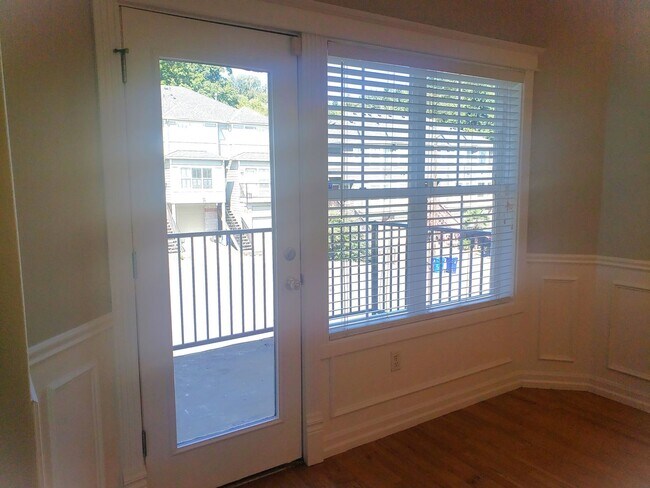 Building Photo - Large 3-bed Townhouse in Terwilliger South