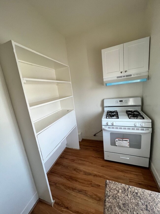 Building Photo - A Bright Upstairs Single Apartment in a Gr...