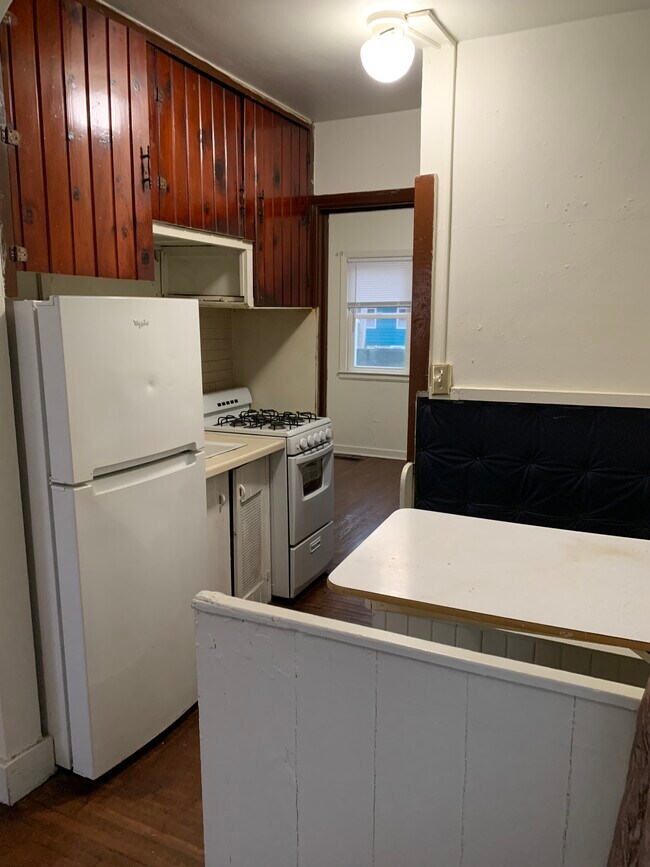 ¡Gran despensa para guardar cosas en la cocina! - 1016 Campbell Ave