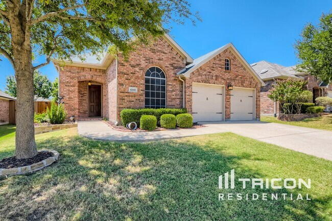 Foto del edificio - 6018 Holly Crest Ln