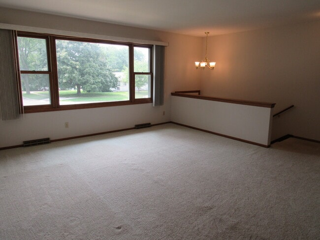 Building Photo - 15 Meadowlark Dr