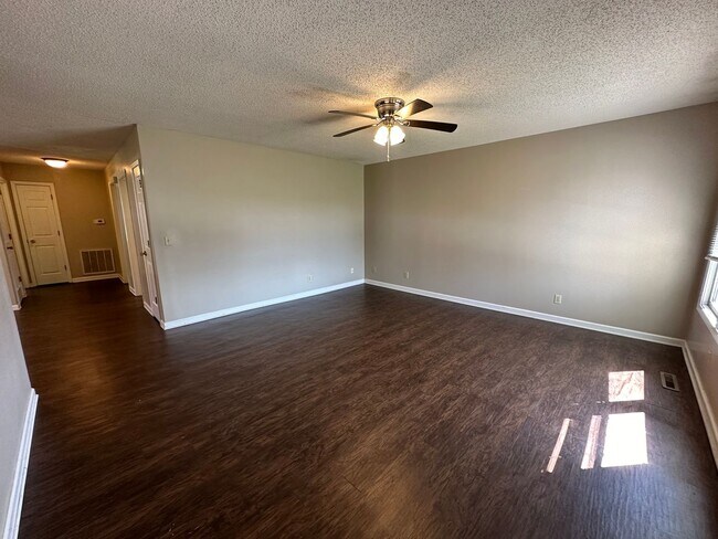 Foto del edificio - 1004 Northwood Dr