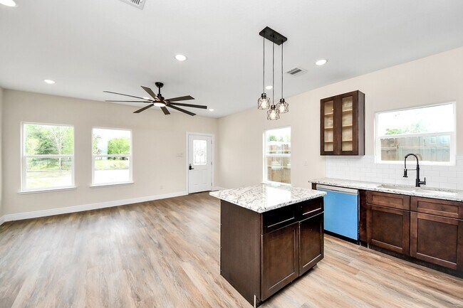 Building Photo - 3808 Hiford Dr