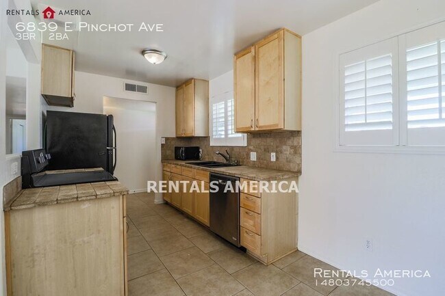 Building Photo - 6839 E Pinchot Ave