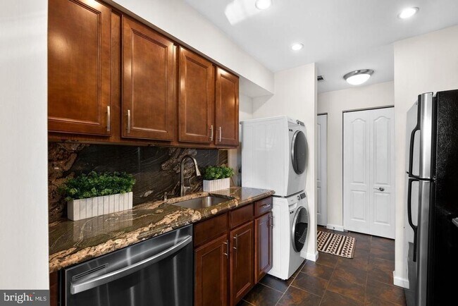 Foto del edificio - 8501 Falls Run Rd