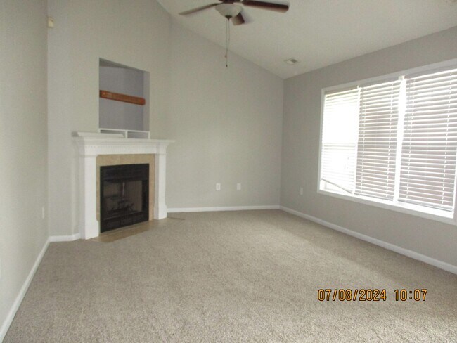 Building Photo - 615 Sunpointe Dr