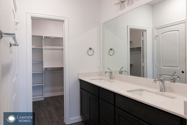 Foto del edificio - 229 Village Dr