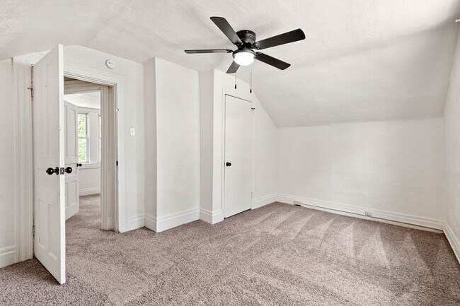 Foto del edificio - GREAT TWO BEDROOM IN SOUTH SIDE SLOPES!