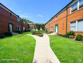 Building Photo - 2104 W Farragut Ave