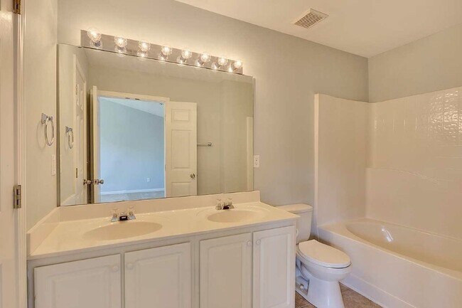 Foto del edificio - 3 Bedroom Townhome off Pelham Road