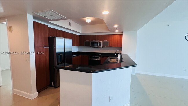 Foto del edificio - 15051 Royal Oaks Ln