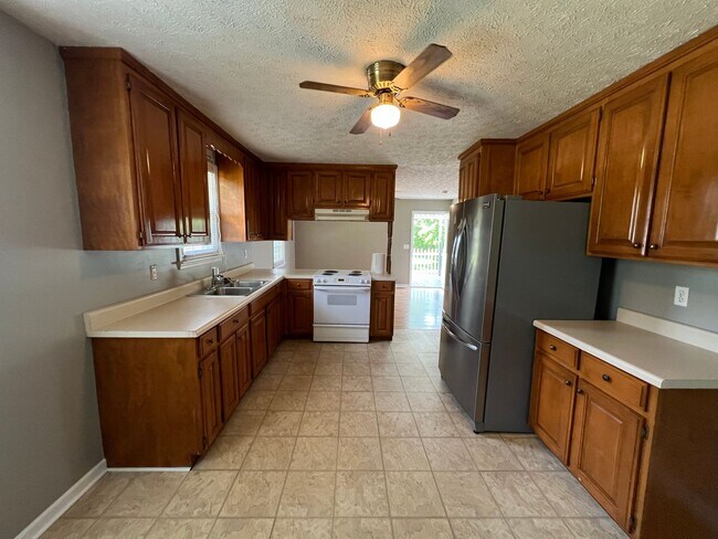 Foto del edificio - Spacious 3 BR 2 BA Available now in LaVergne