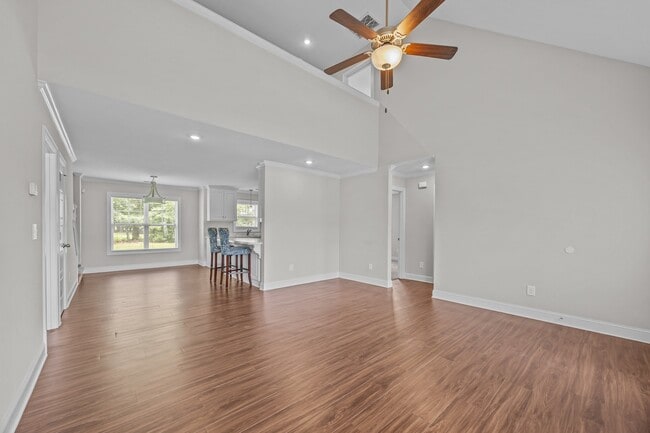 Foto del edificio - 2400 Camille Dr