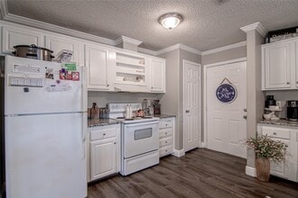Building Photo - 160 Varsity Dr