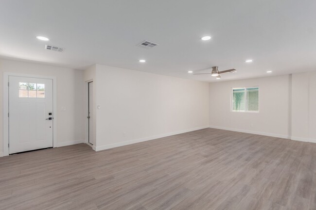 Building Photo - Completely remodeled home in Tempe with sp...