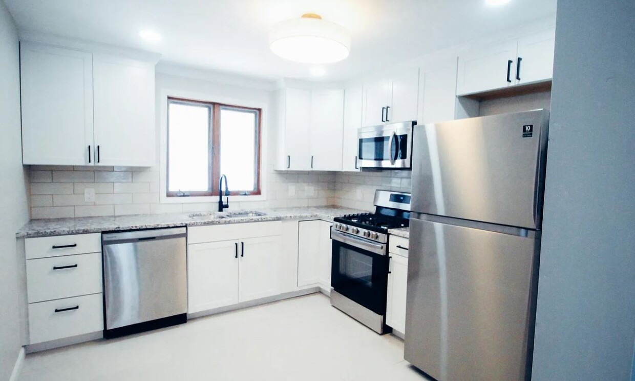 Kitchen with Granit countertops - 532 Tacoma Ave