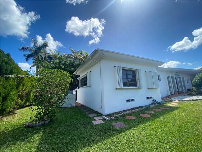 Building Photo - 9761 W Bay Harbor Dr