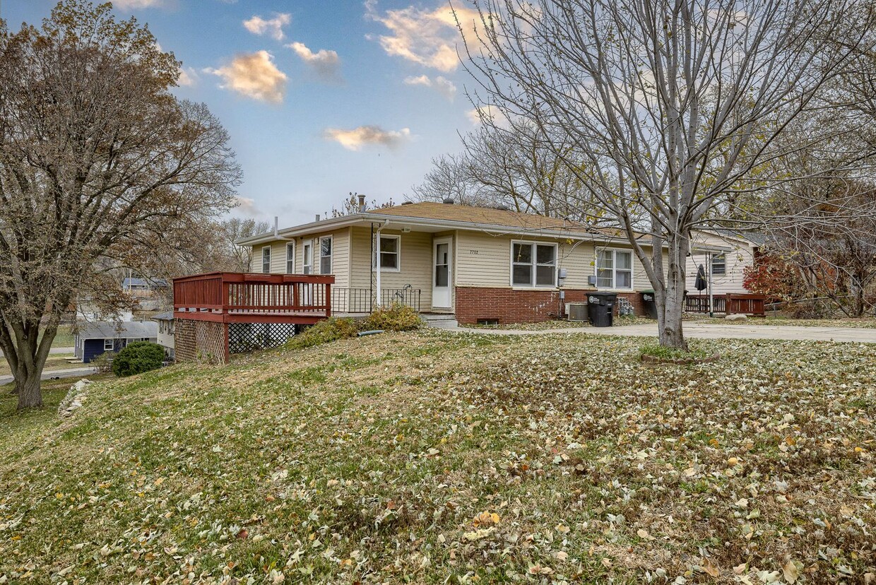 Foto principal - 7702-7704 N 33rd St