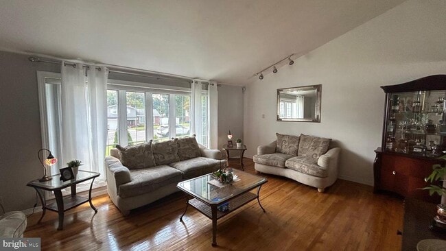 Foto del edificio - 121 Kingfield Rd