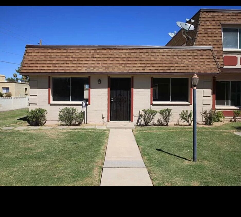 Front door leads to lovely and peaceful common grassy area - 5046 N 83rd St