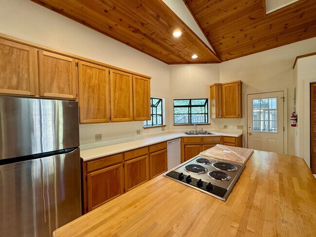 Foto del edificio - Spacious 3-bedroom, 2-bath multi-family home