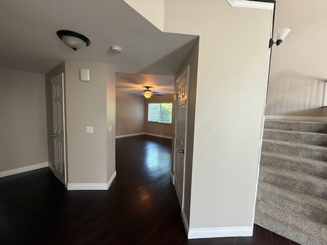 Foto del edificio - White Picket Fence Home in Irvine