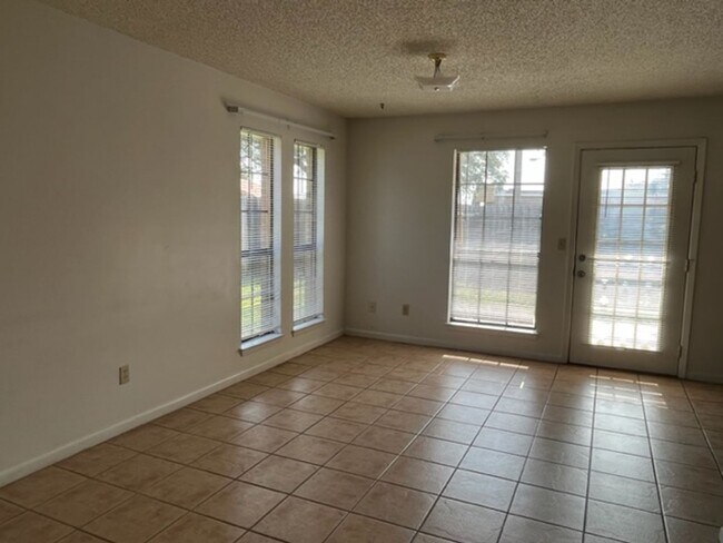 Building Photo - 124 Classic Ct