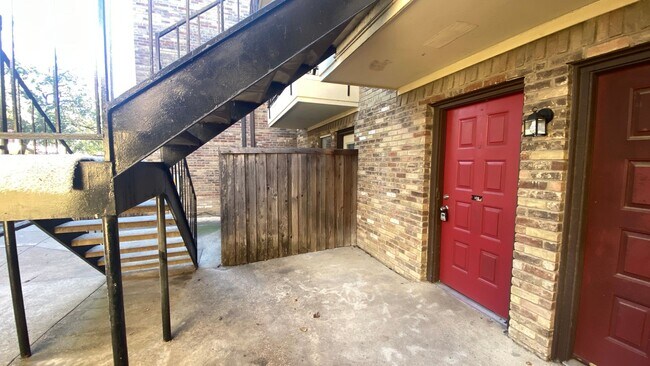 Building Photo - Renovated 2 bedroom condo ready for immedi...