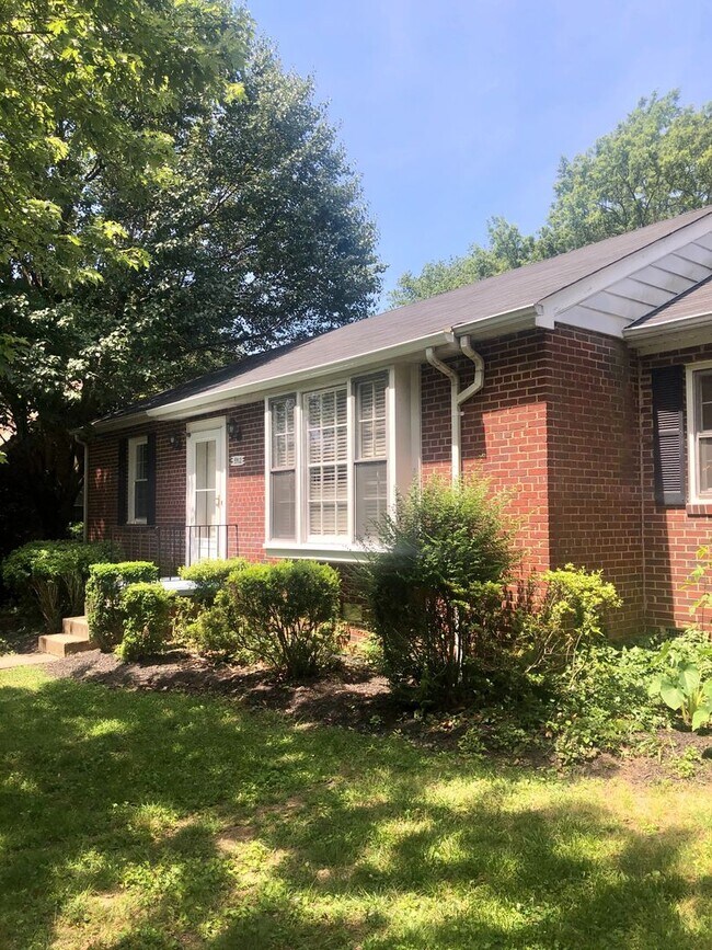 Building Photo - Wonderful 3 Bedroom Rancher in Chamberlayn...