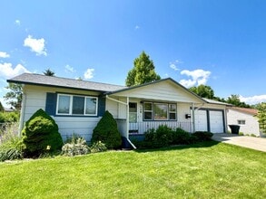 Building Photo - 136 Fairway Dr