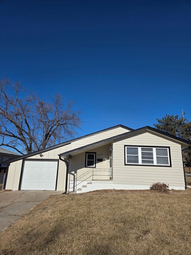 Newly remodeled 4 bed, 2 bath, 1 car garage, fenced in backyard - Newly remodeled 4 bed, 2 bath, 1 car garage, fenced in backyard