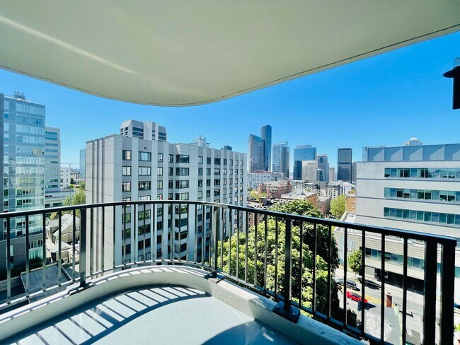 Foto del edificio - Spacious 2 Bedroom Condo with Private Balc...