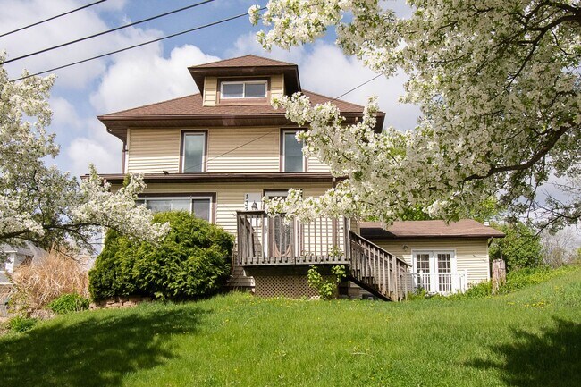 Foto del edificio - Bright, beautiful home with 3 garage spaces & tons of storage!