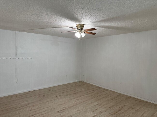 Foto del edificio - 7711 SW 56th St