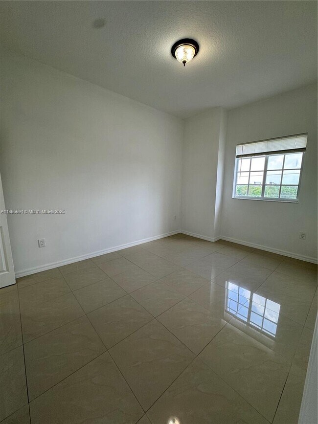 Foto del edificio - 5271 SW 8th St