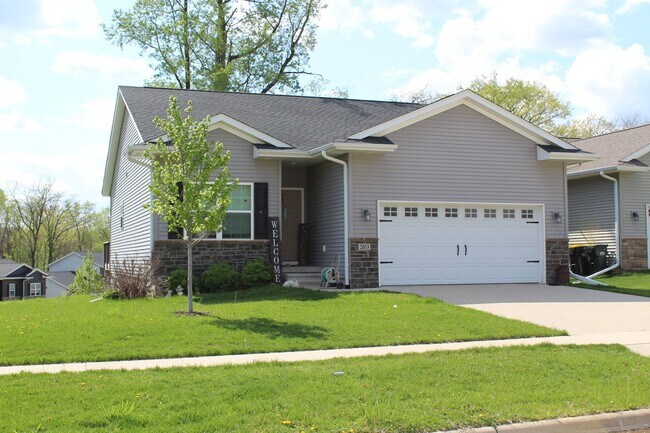 Foto del edificio - 4 Bedroom, 3 bath close to University and available August 14, 2026