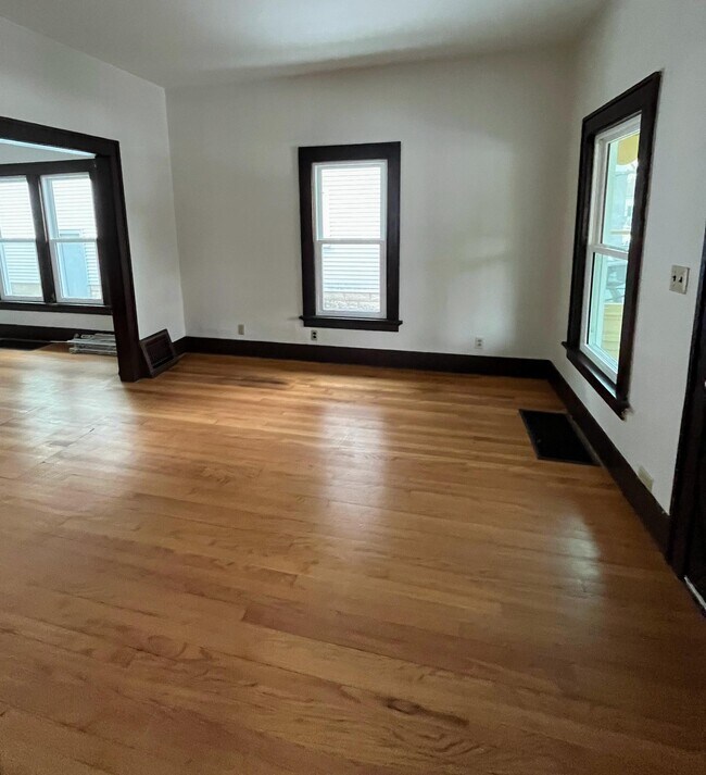 Building Photo - 2425 E Mifflin St