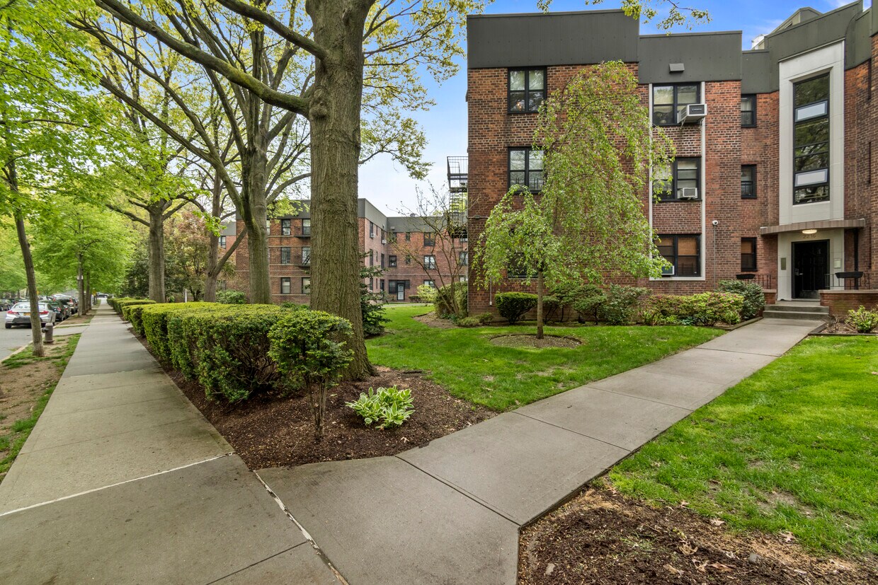 2216 79th St Unit c1, East Elmhurst, NY 11370 Condo for Rent in East