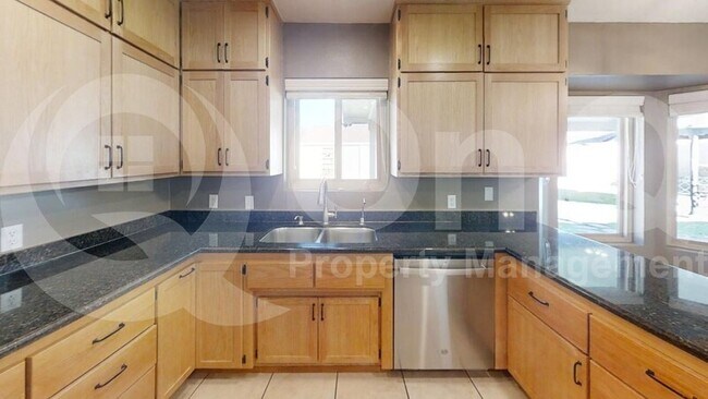 Foto del edificio - 470 E Juanita Ave