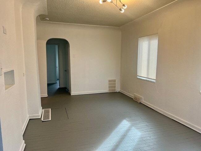 Building Photo - 4 bed 1 bath Home Available Now in Westwood! **Move-In Special**