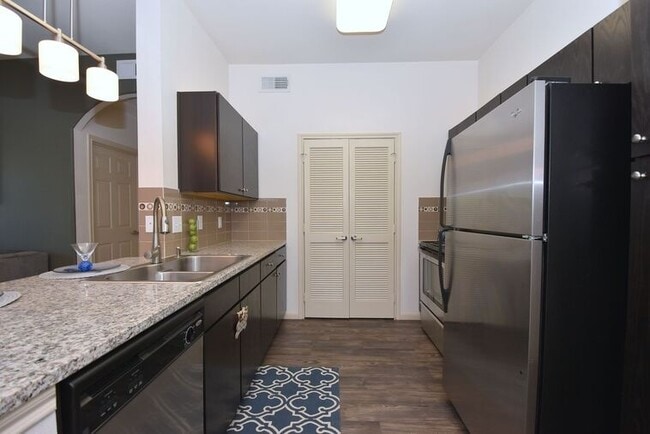 Building Photo - Convenience Meets Comfort in Houston