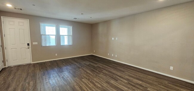 Building Photo - Gorgeous Town Home  Summerlin In Santa Ros...