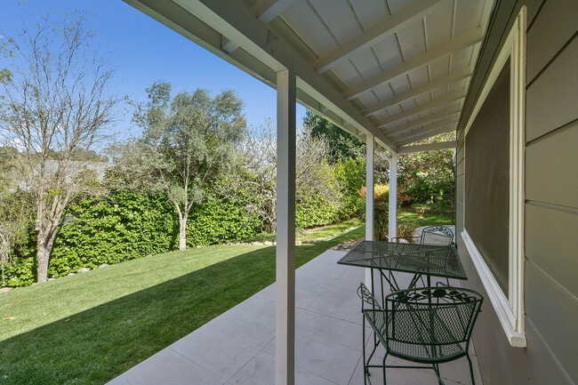 Building Photo - 925 Hawthorn Dr