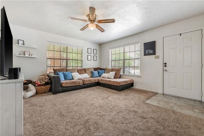 Foto del edificio - August 2026 Move In!! Cute 3/2 four-plex C...